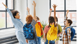 Curso Monitor Escolar Mulher Criancas Felizes