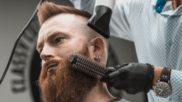 Curso De Barbeiro Homem Barbudo Recebendo Cuidados