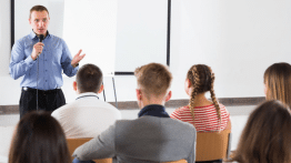 Curso Oratoria Homem Palestrando Publico Atento